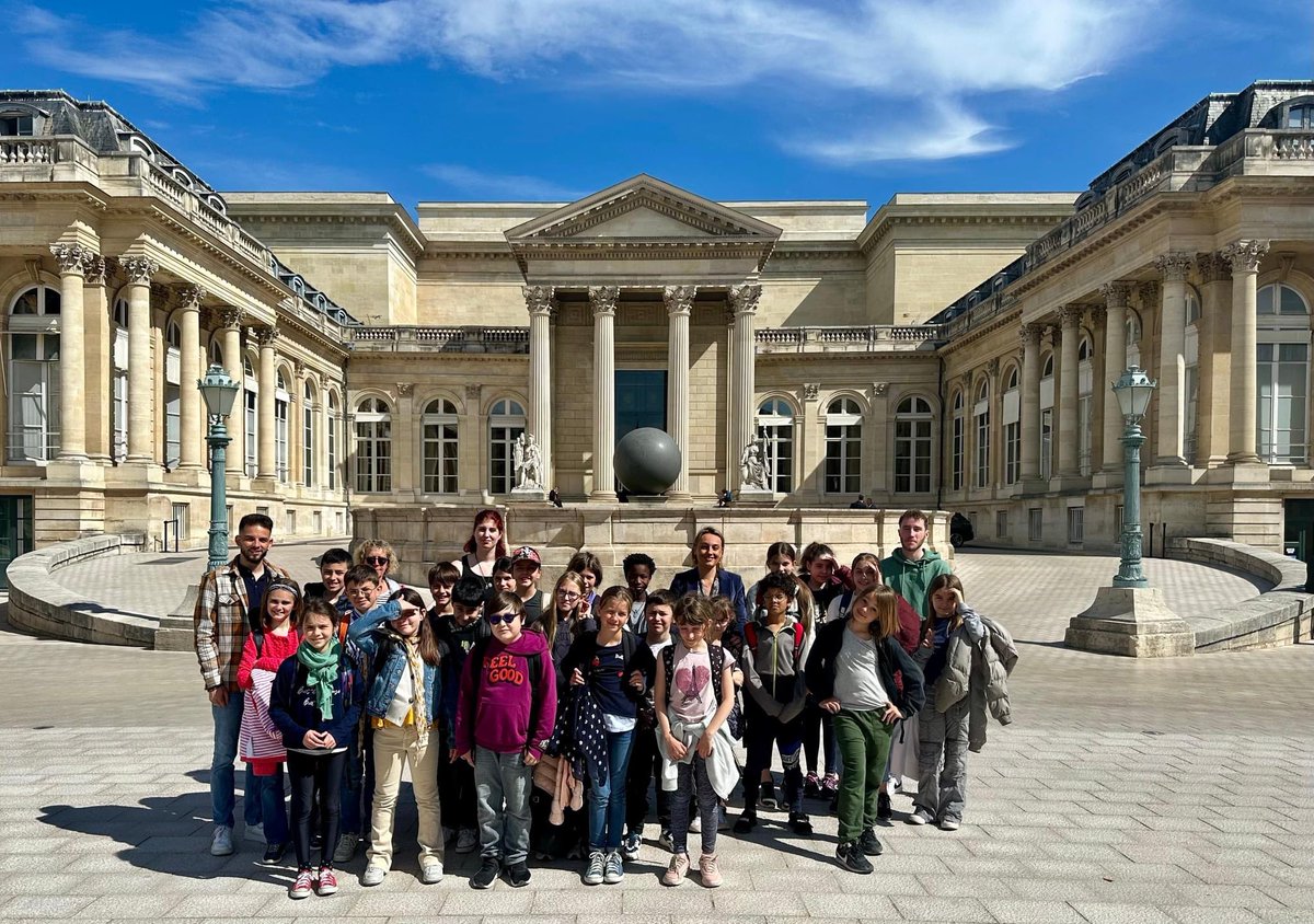 DelphLingemann's tweet photo. Heureuse d’avoir accueilli aujourd’hui une trentaine d’enfants et leur enseignant de l’école élémentaire Jacques-Prévert de Vic-le-Comte
Ils ont travaillé tout au long de l’année sur le #ParlementDesEnfants avant de visiter l’@AssembleeNat !
#circo6304 #viclecomte https://t.co/hjGV5d6I2C