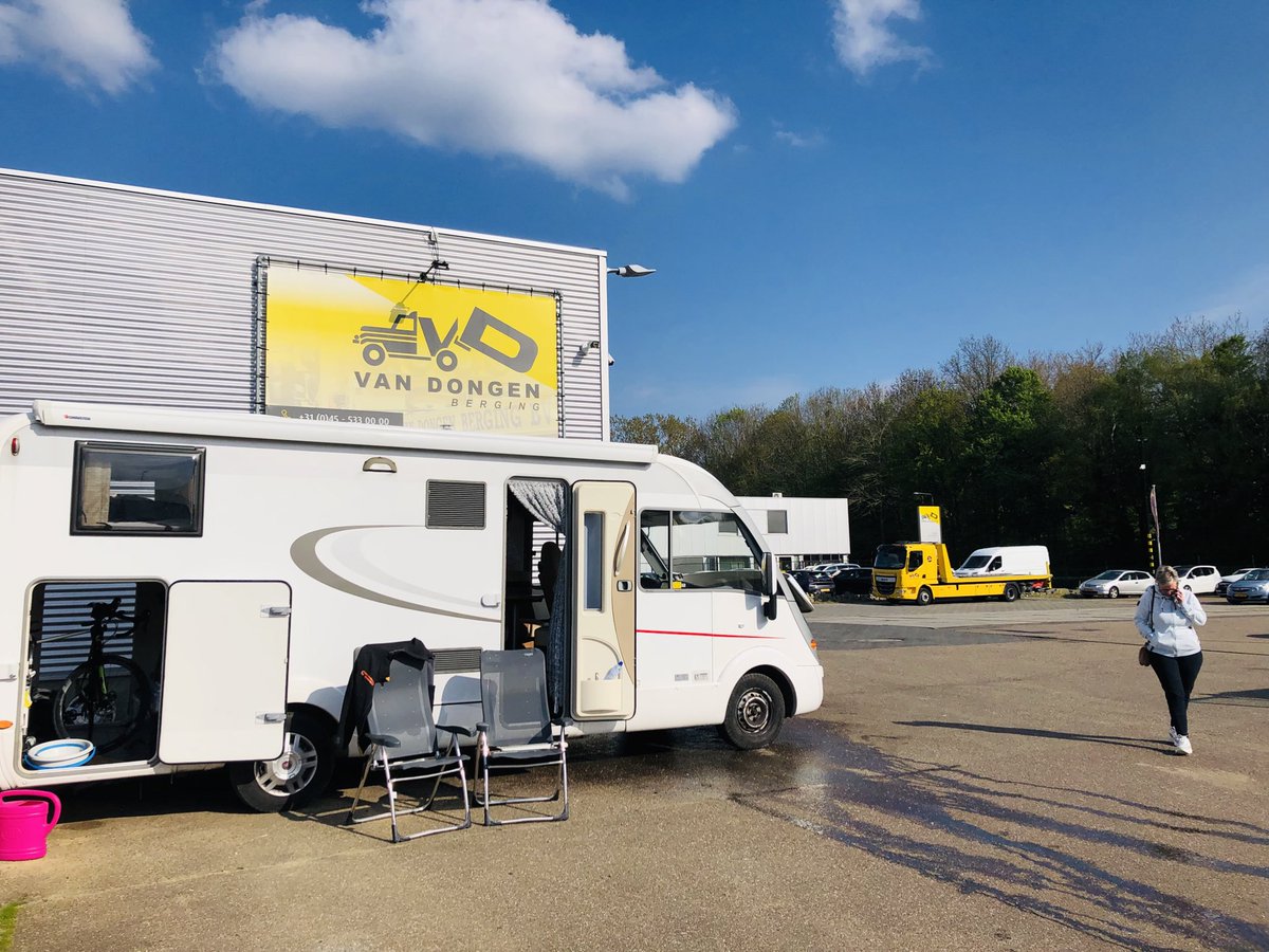 op eerste dag van onze campervakantie en de dag voor Koningsdag al gestrand met pech. Fantastisch opgevangen en geholpen door o.a Micha en Dethleff van <a href="/VDongen_Berging/">Van Dongen Berging</a> zodat we vrijdag na Koningsdag onze trip konden vervolgen. Aanrader, camperplaats Van Dongen!