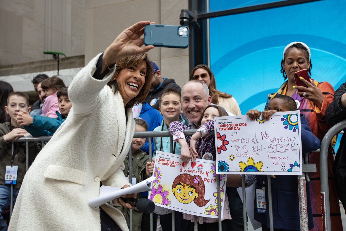 NBCUniversal's tweet image. 3,300 kids joined their parents in 18 locations nationwide to celebrate NBCUniversal's Bring Your Kids to Work Day - @workatNBCU
Check out what our NBCU kids learned about their parents cool jobs.
nbcuniversal.com/article/nbcuni…