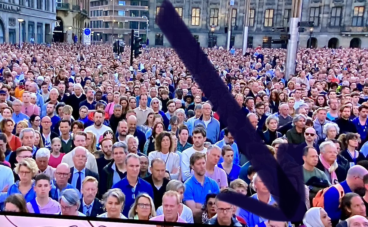 Geen afspiegeling van de bevolking van vrijstaat Amsterdam op de Dam. Maar ja, vrijheid en islam gaan niet samen. Hoeveel hoofddoeken telde jij? Ik één   
                                              👇🏻