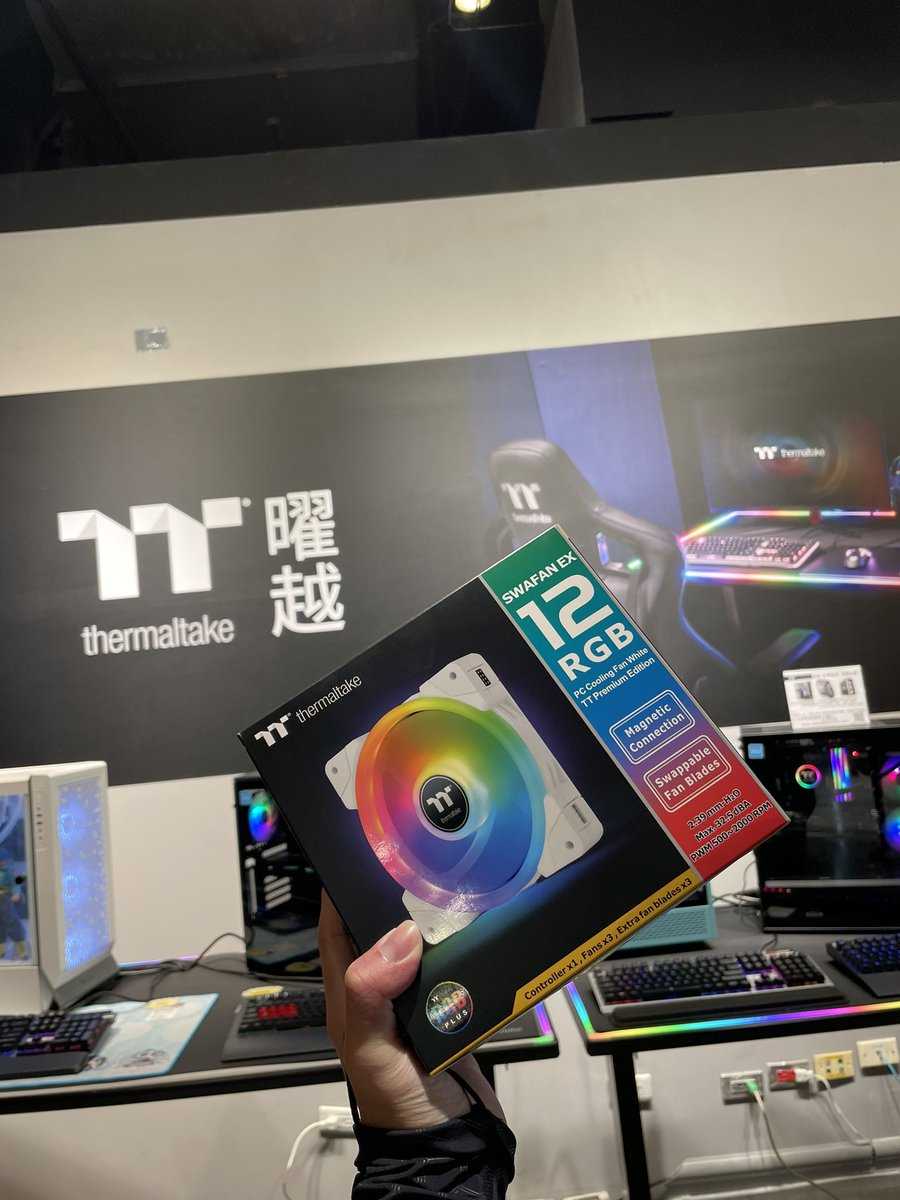 HsiaoTzuOWO's tweet photo. 今天幹了一堆事情🤣
下午跑去新店面,晚上接著搞這台電腦
總算是搞好了
換了主板、SSD、風扇
外加整台清潔、重整線
#GamingPC #Thermaltake #MSI #EVGA #View71TG https://t.co/uksTfzbHpd