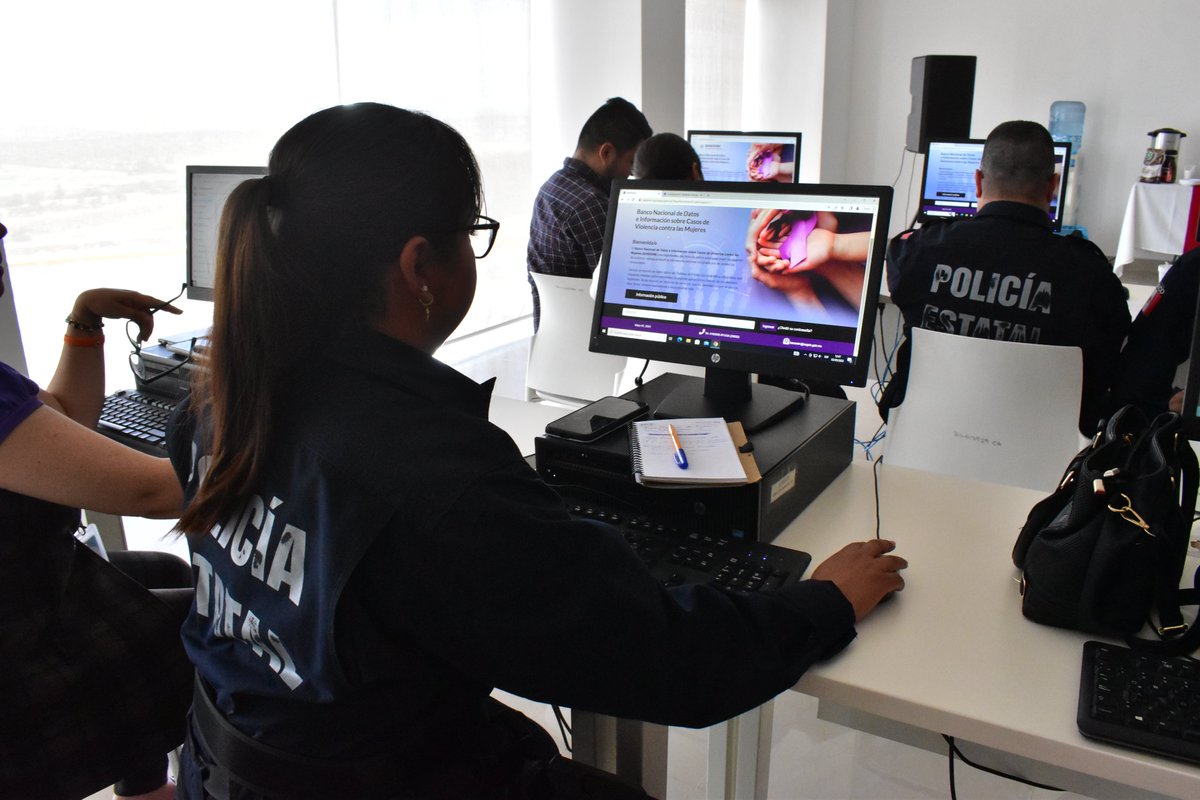 sspdgo's tweet photo. SSP, en coordinación con @SGGDurango participan en capacitación al personal operativo del C5, del #ProgramaEsmeralda y de municipios que tienen la responsabilidad de recibir llamadas de auxilio y recabar datos de los casos de violencia, en el uso del #BANAVIM , https://t.co/T7lTKmsLw9