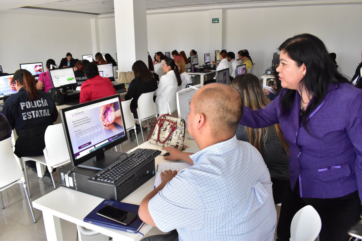 sspdgo's tweet photo. SSP, en coordinación con @SGGDurango participan en capacitación al personal operativo del C5, del #ProgramaEsmeralda y de municipios que tienen la responsabilidad de recibir llamadas de auxilio y recabar datos de los casos de violencia, en el uso del #BANAVIM , https://t.co/T7lTKmsLw9