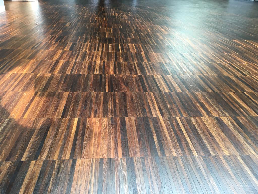 SilverLiningFC's tweet image. Throwback to one of our favorite projects from 2017! See the full job here loom.ly/VKQ-pwk. If you're looking to revive your hardwood floors, give us a call 0203 8352 294.
#HardwoodFloorRestoration #FumedOakFloor #BeforeAndAfter #QualityCraftsmanship