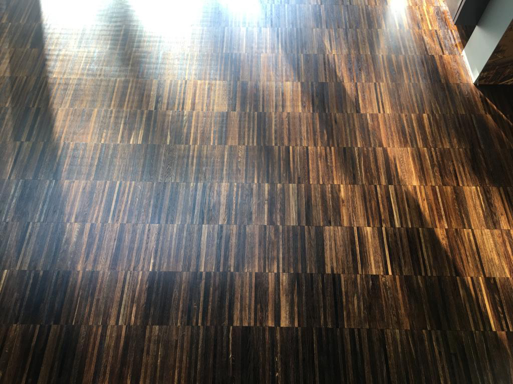 SilverLiningFC's tweet image. Throwback to one of our favorite projects from 2017! See the full job here loom.ly/VKQ-pwk. If you're looking to revive your hardwood floors, give us a call 0203 8352 294.
#HardwoodFloorRestoration #FumedOakFloor #BeforeAndAfter #QualityCraftsmanship