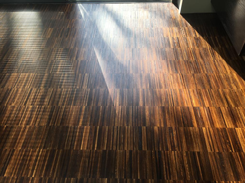 SilverLiningFC's tweet image. Throwback to one of our favorite projects from 2017! See the full job here loom.ly/VKQ-pwk. If you're looking to revive your hardwood floors, give us a call 0203 8352 294.
#HardwoodFloorRestoration #FumedOakFloor #BeforeAndAfter #QualityCraftsmanship