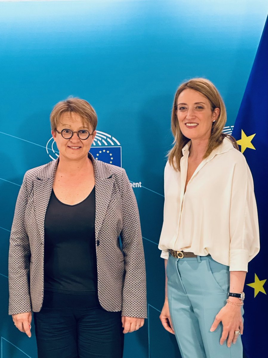 nathalieappere's tweet photo. En 2021, des collégiens de Rosa Parks à Rennes lançaient un appel humaniste pour garantir un accueil digne des migrants. Après plusieurs mois de travail, je suis fière de présenter cette initiative citoyenne à Roberta Metsola, Présidente du Parlement européen. #DignityinEurope https://t.co/dVgewgzcAz