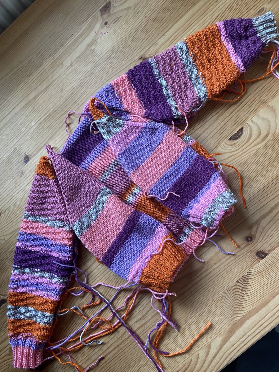 Bettysmumknits's tweet photo. Evening #womaninbizhour hereβs a pic of my latest #WIP this one is for a 2 year old and will be off to Oklahoma when completed πΊπΈ π§Άπ§π»
#customknits #rainbowknitting #mhhsbd https://t.co/V002fT8NAL