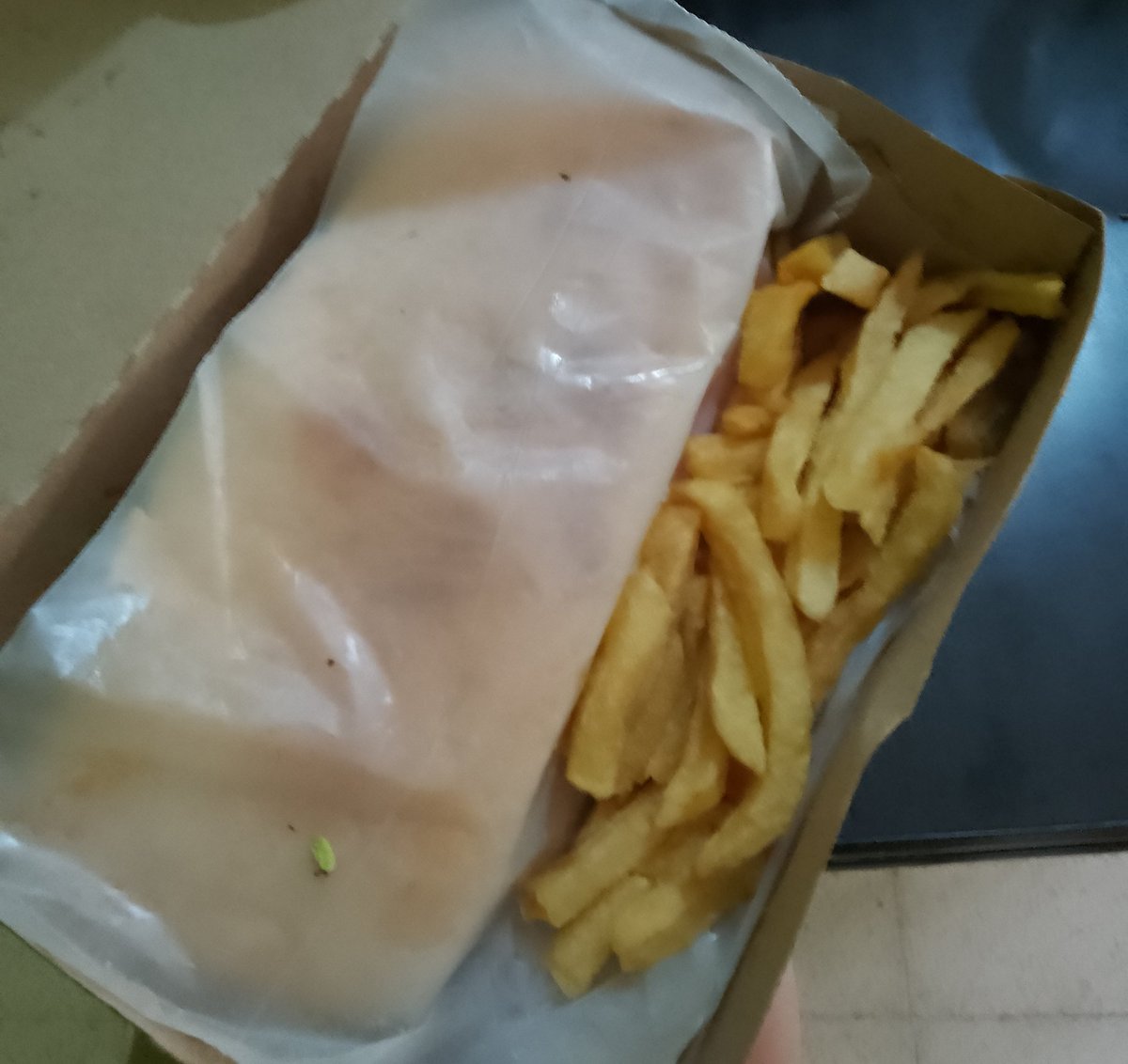 estaba con hambre y sin ganas de cocinar y de repente llega un rappi con un lomito q me pidió el chico con el q salgo y nada era para anunciarles que mañana va a ser mi casamiento y están invitados