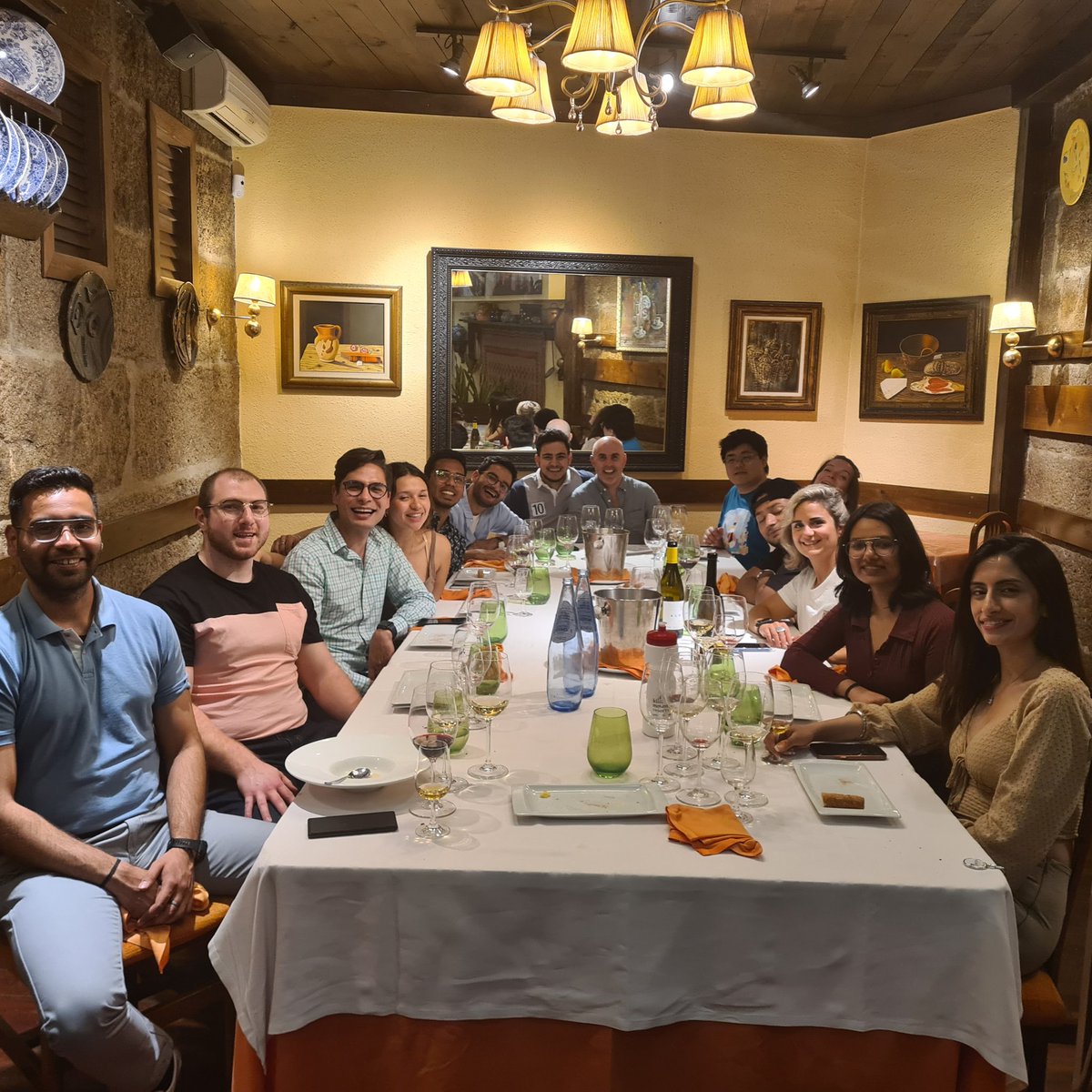 Alumnos de enologia de la prestigiosa universidad George Brown colege de Toronto <a href="/GBCollege/">George Brown College</a> <a href="/GBCCHCA/">GBC CHCA</a> en su recorrido por #galicia y sus #denominaciónes de origen vitivinicolas hicieron parada en nuestro Restaurante A TABERNA