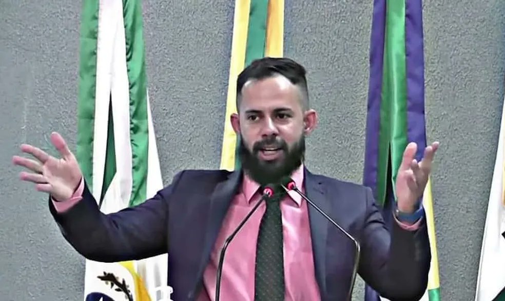 JanaDahoui's tweet photo. Acusado de estupro de vulnerável, vereador de Cacoal sai do plenário preso.

" Nem todo Bolsonarista, mas sempre um Bolsonarista." https://t.co/0uQx7LK9Qu