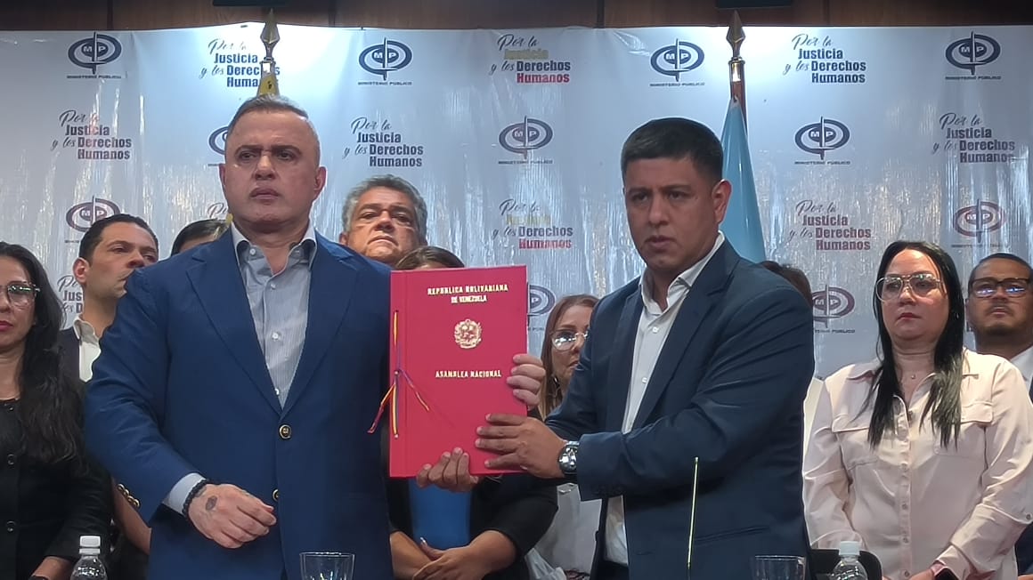 Asamblea_Ven's tweet photo. #AlMomento || Comisión Especial presidida por el Primer Vicepresidente, diputado Pedro Infante llega al Ministerio Público para solicitar la apertura de una investigación administrativa y política del ciudadano Ernesto Paraqueima, alcalde de El Tigre. https://t.co/450pkJUOXz