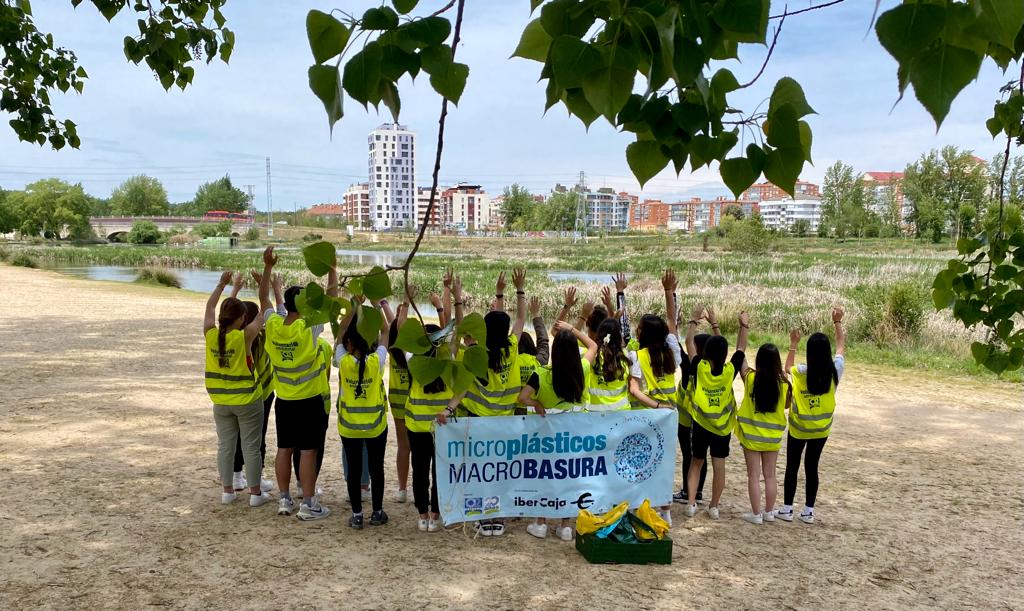 IesPintor's tweet photo. Alumn@s de 3º ESO del @IesPintor en la playa de Fuentes Blancas, realizando actividades de recogida de residuos y analizando la calidad del agua en base a la presencia de larvas de insectos. Gracias @fundacionO2 https://t.co/lNtnh8tnld