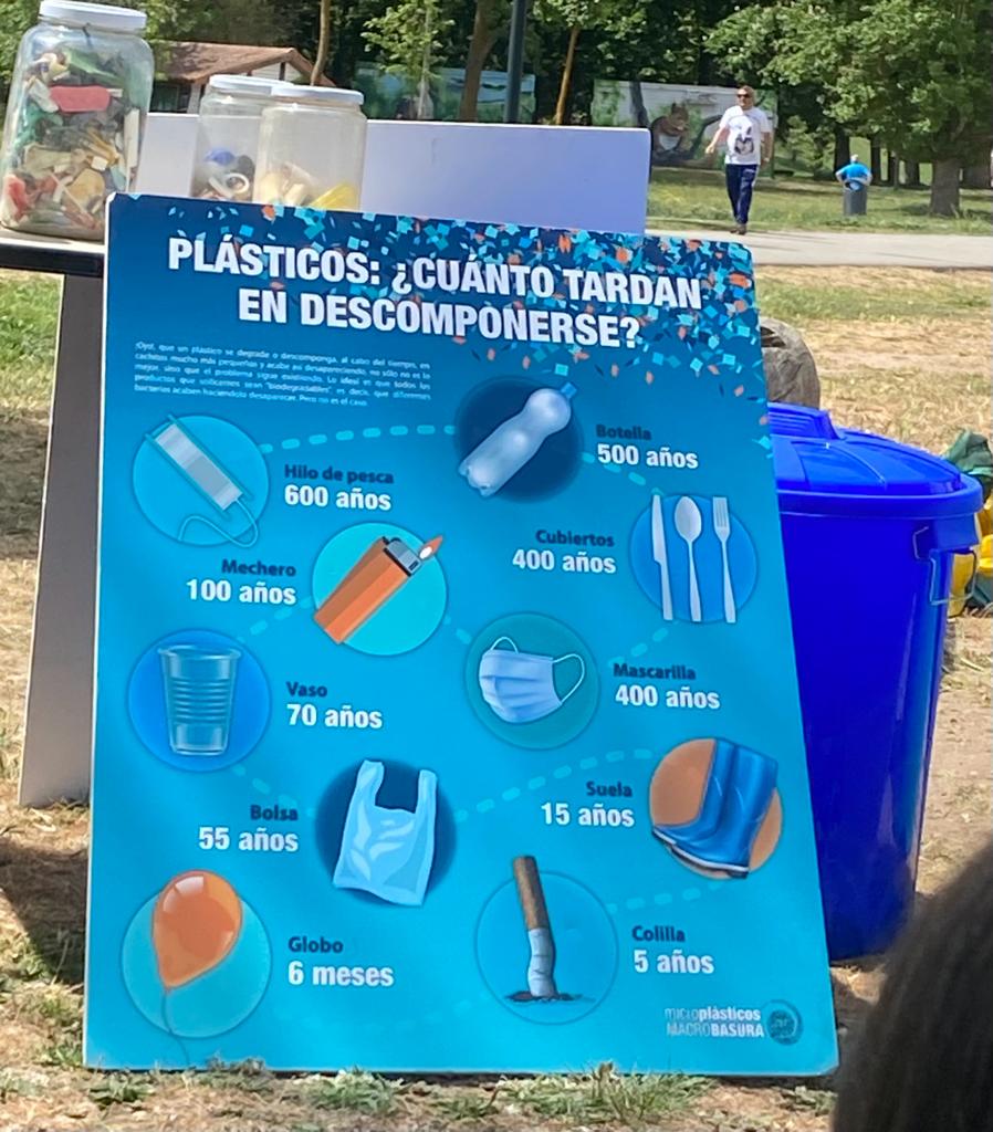 IesPintor's tweet photo. Alumn@s de 3º ESO del @IesPintor en la playa de Fuentes Blancas, realizando actividades de recogida de residuos y analizando la calidad del agua en base a la presencia de larvas de insectos. Gracias @fundacionO2 https://t.co/lNtnh8tnld