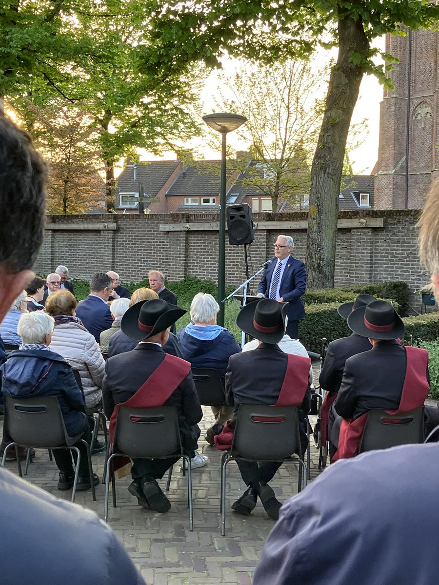 De Dodenherdenking in Diessen bijgewoond. Een mooie ingetogen bijeenkomst, waar collega Gerrit Overmans namens het gemeentebestuur het belang van herdenken en verbinden onder woorden bracht.