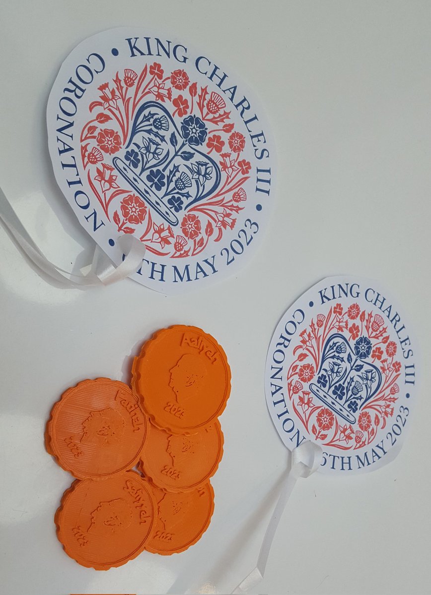 GrahamCREATE's tweet image. Coins &amp;amp; Crowns!! Celebrating the #Coronation @RedbridgeLibs #LabCentral with #3DDesign, #3DPrinting, #AIart &amp;amp; #AugmentedReality. #Youngpeople shared creativity and made memories. They were inspired to create their own coin &amp;amp; crown designs. Well done to all.