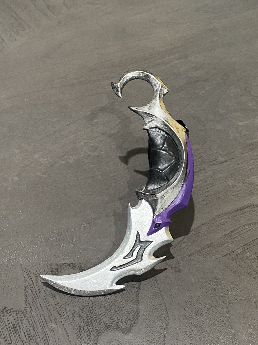 I just finished making the Glitch Pop knife from Valorant. I haven’t posted pictures of the other knives I’ve made, so I’m going to put them here. 

#VALORANT #knives #props #3Dprinting