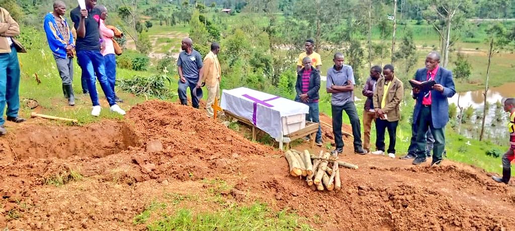 MusanzeDistrict's tweet photo. Uyu munsi, Honorable  Murekatete  Marie Thérèse  arikumwe n'Umuyobozi w'Akarere ka #Musanze Bwana @ramuli_janvier bifatanyije n' Abaturage bo mu Murenge wa #Kimonyi mu guherekeza  Ntawuryoga Rachel na Maniranzi Sarah bavukijwe ubuzima  n'ibiza byo kuwa 2/5/2023. https://t.co/840jugPCfJ