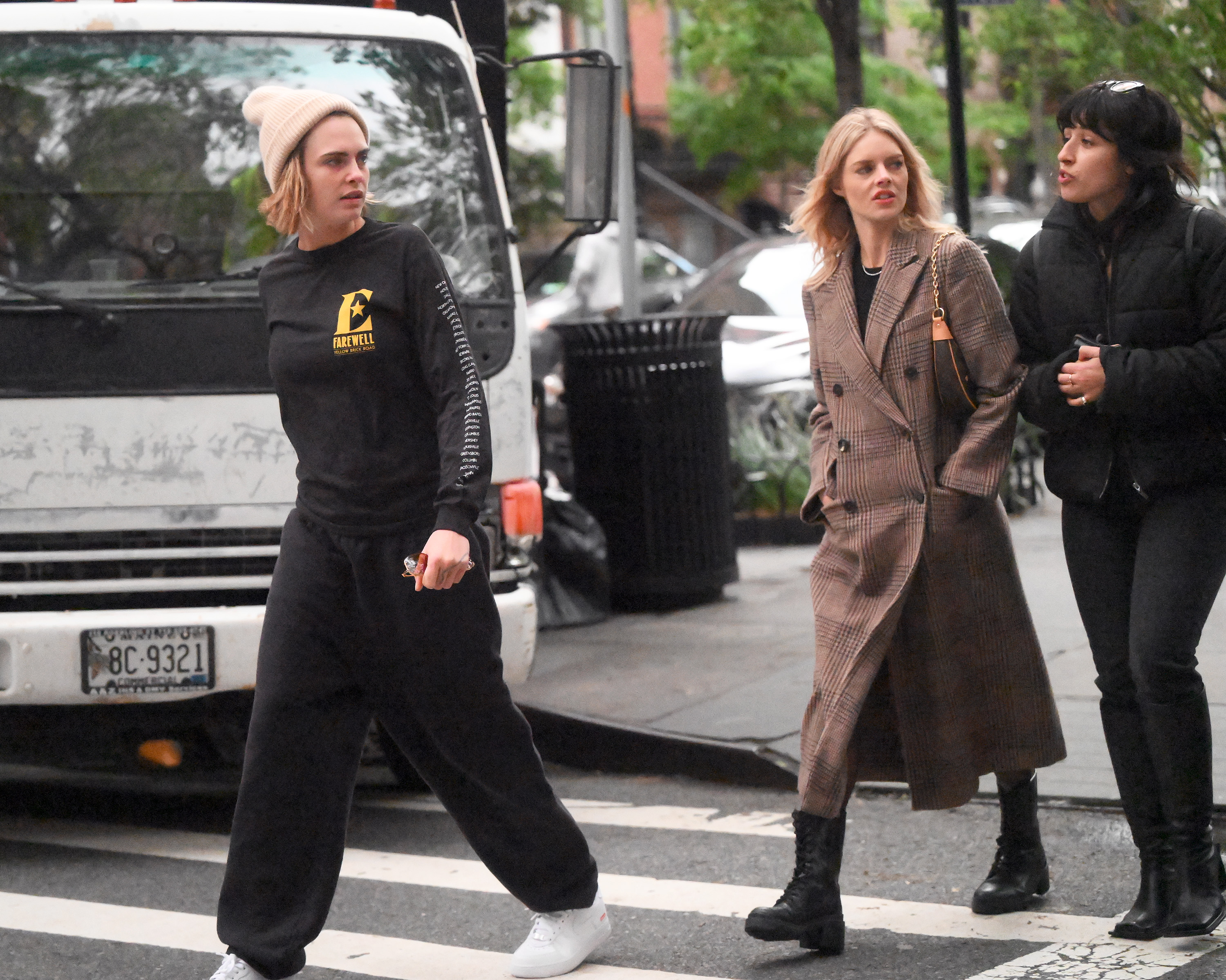 [REQUEST] Samara Weaving, Cara Delevingne, Aleks Trkulja and Ashley Cook a couple of hours ago in New York. 05/03/2023