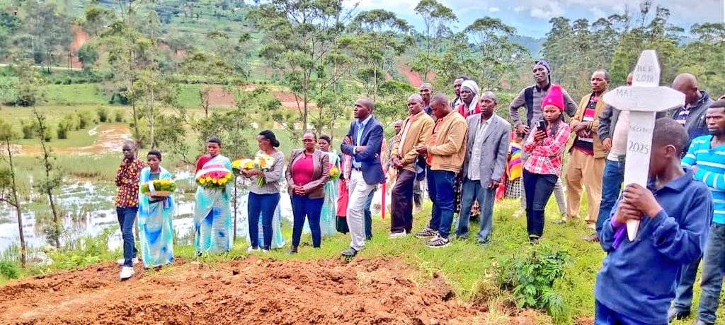 MusanzeDistrict's tweet photo. Uyu munsi, Honorable  Murekatete  Marie Thérèse  arikumwe n'Umuyobozi w'Akarere ka #Musanze Bwana @ramuli_janvier bifatanyije n' Abaturage bo mu Murenge wa #Kimonyi mu guherekeza  Ntawuryoga Rachel na Maniranzi Sarah bavukijwe ubuzima  n'ibiza byo kuwa 2/5/2023. https://t.co/840jugPCfJ