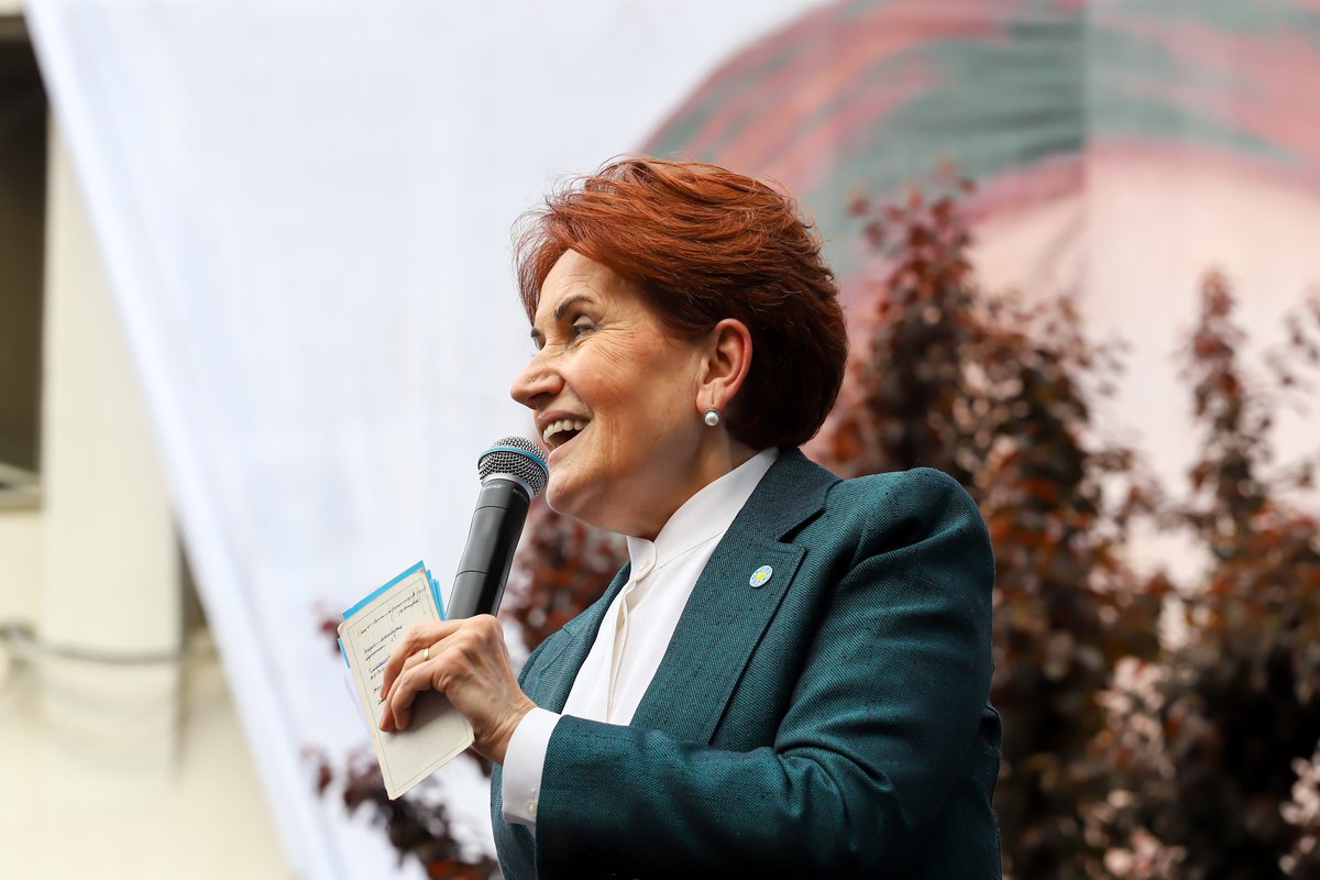 iyiparti's tweet photo. Genel Başkanımız Sayın @meral_aksener,

Edirne'de vatandaşlarımızla bir araya geldi.

Edirne kararını vermiş...

Patates, soğan; güle güle Erdoğan!☀️ https://t.co/GHELoGbYes