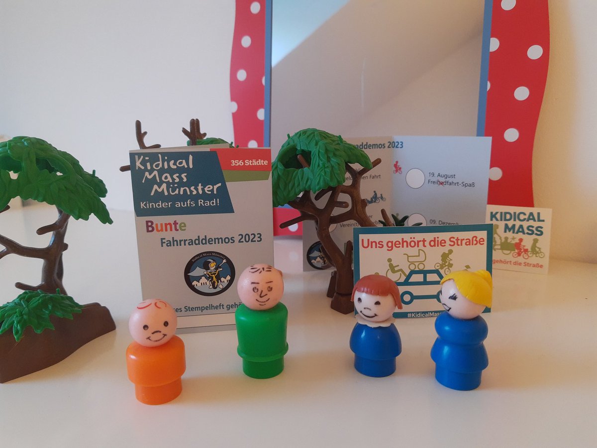 Am Samstag kann der Bus zu Hause bleiben, wir fahren gemeinsam eine #KidicalMass!
Los geht es ab 14 Uhr an der Stubengasse.
Holt euch unsere neuen Stempelhefte und sammelt die Touren dieses Jahres!
(Bitte Fahrräder mitbringen 🥰)
#muenster #strassenfueralle
