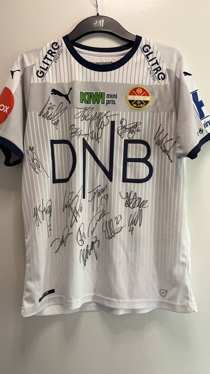 Klar for #FotballtrøyeFredag 
Vær med og støtt barnekreftforeningen 

barnekreftforeningen.no/fotballtroyefr…