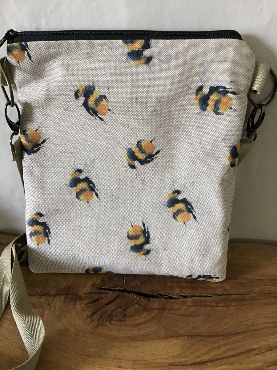 CottageCrafts5's tweet photo. Excited to share the latest addition to my #etsy shop: Handmade Bee Fabric Crossbodybag 10” x10”app https://t.co/T75FzJ7mHk #beige #gold #crossbody #bohohippie #beebag #rusticbag #countrybag #madeinderbyshire #holidaybag https://t.co/4zSnXcYh2E