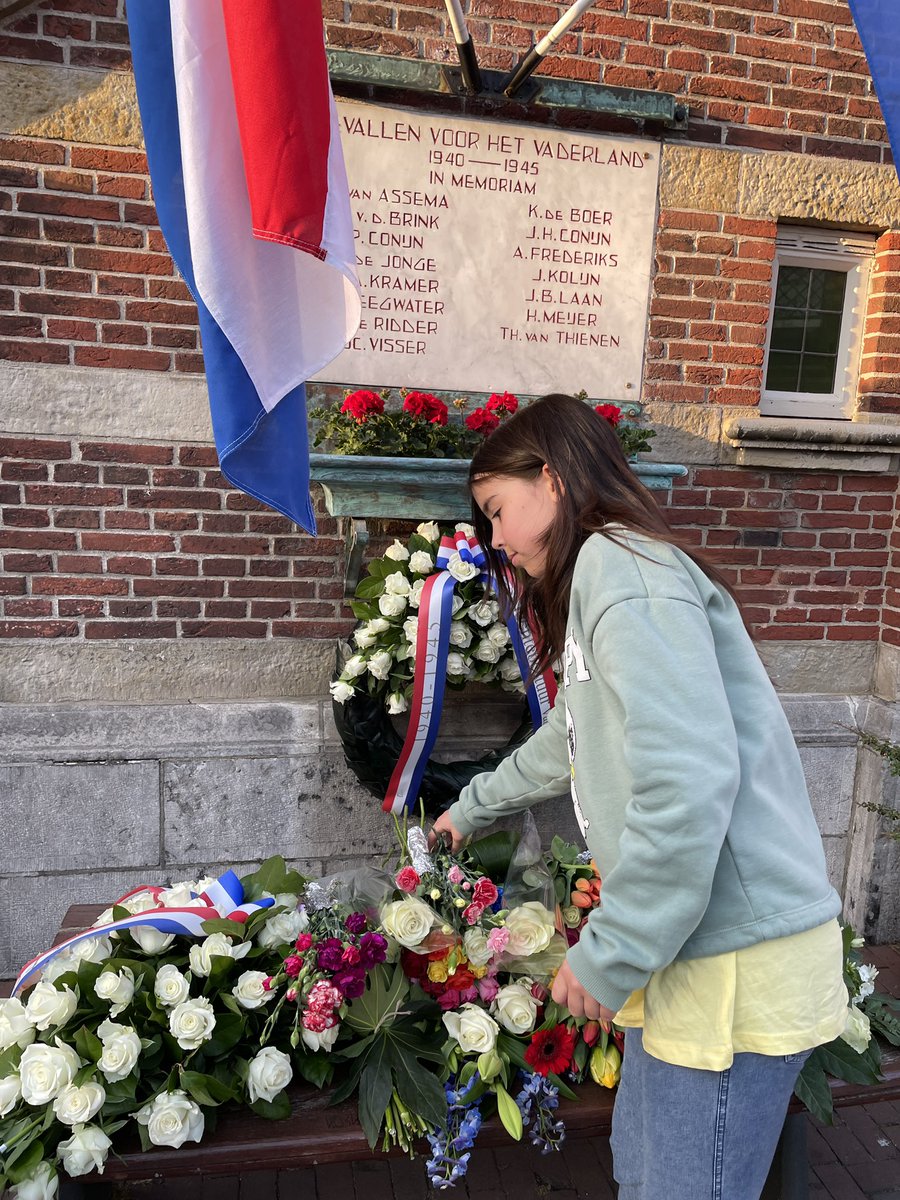 Mooie herdenking op de Kaasmarkt met burgemeester <a href="/ellen_selm/">Ellen van Selm</a>, voorzitter 4-5 mei comité Dick Blokker en dichter Sebastiaan Stroosnijder. #4mei #Purmerend