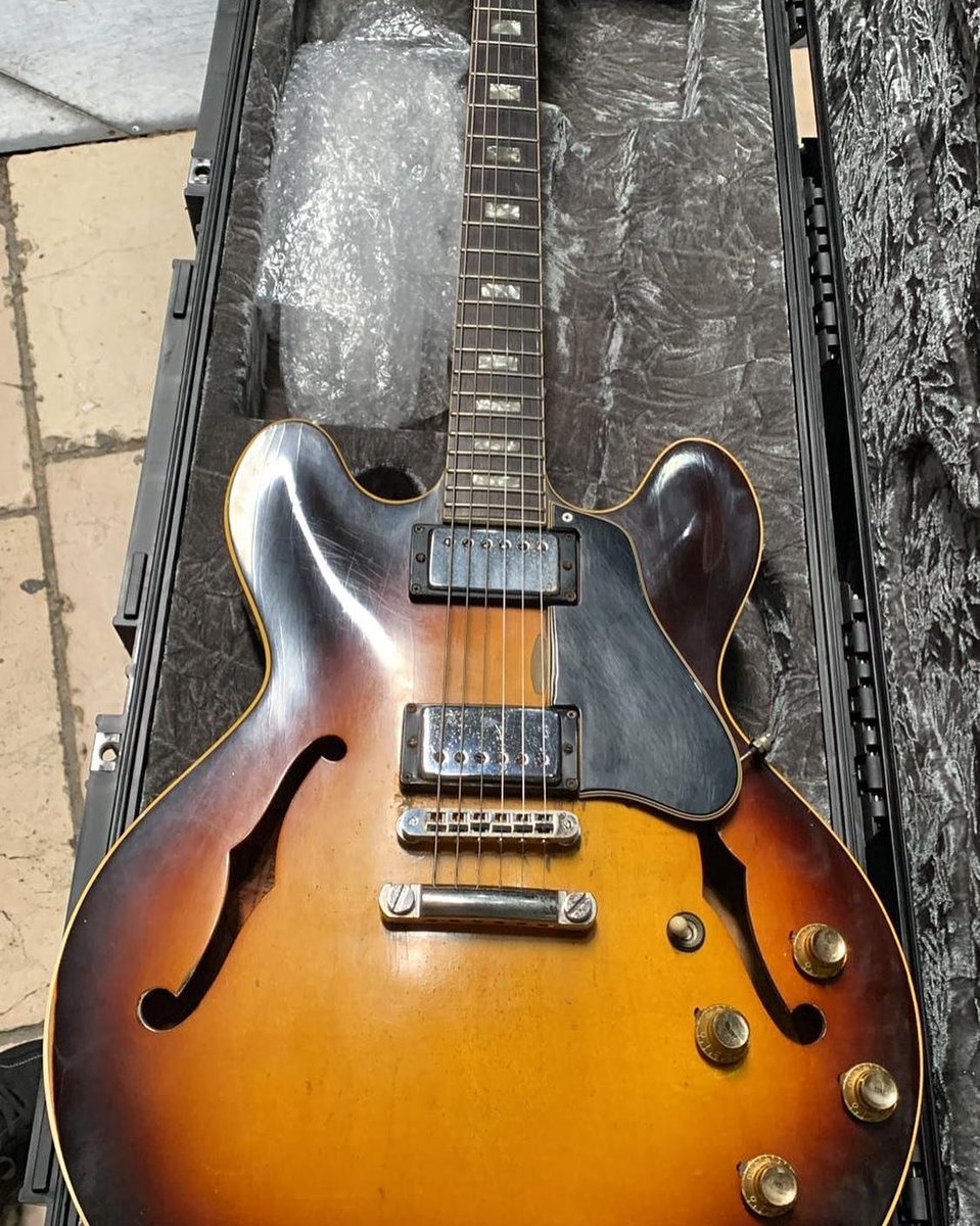 #Repost @stefburnsofficial
She’s a beauty and ready to ROCK!! @vascorossi 
LIVE 023 ❤️🎵🚀
#1968gibson335 🔥🔥🔥

#heroesandmonsters 
#toddkerns 
#willhunt
