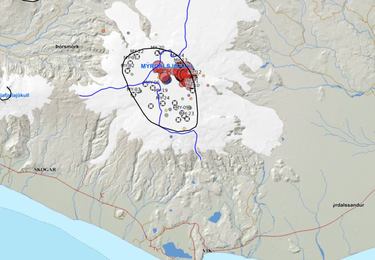 Left: Earthquakes in Katla (overlain by Mýrdalsjökull glacier) this morning at station Austmannsbunga. Right: Map showing earthquake locations. Blue lines indicate water divides and small circles indicate cauldrons, i.e. geothermal activity. 
<a href="/Vedurstofan/">Veðurstofa Íslands / Icelandic Met Office</a> #volcanomonitoring