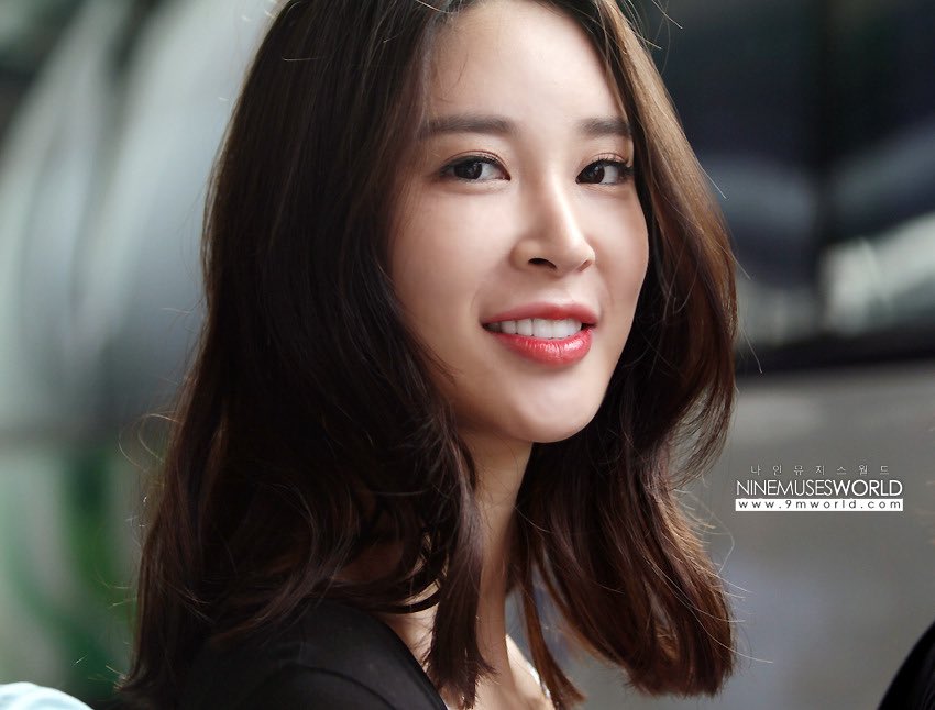 NMUSESZONE's tweet photo. ⇢ #현주 ✧ hyunjoo
120809 ⚘ 9mworld
#HappyLeeSemDay https://t.co/1ZS5VnCFPv