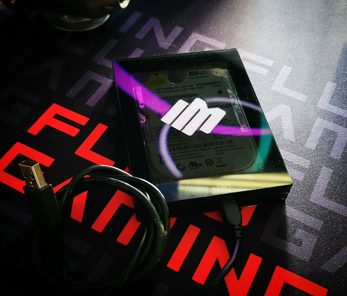 EnviousMods's tweet photo. I wasn't willing to spend $30 or so for a case to use my usb drive

So I designed and built my own with my logo inlayed into the top, semi black tint &amp; some @GIGABYTEUSA decals!

#enviousmods #beenvied #usbdrive #externalstorage #diy #gigabyte #aorus https://t.co/ZynPnR6w9f