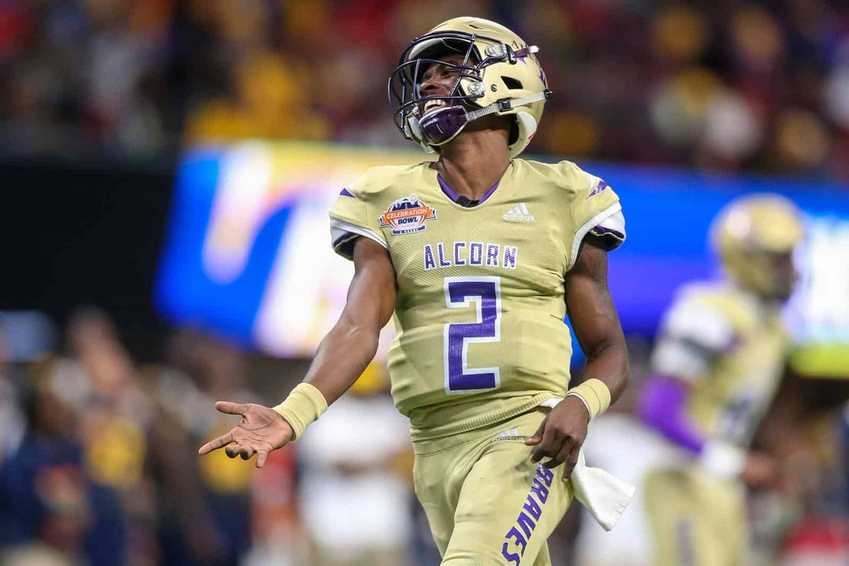 Rodneyhunter59's tweet photo. Blessed to receive another D1 offer from @AlcornStateFB 💛💜 @CoachWratten @CoachRoberson55 @SaulsberrySr @CSmithScout @WhitehavenTiger https://t.co/2dHBTjJMdw