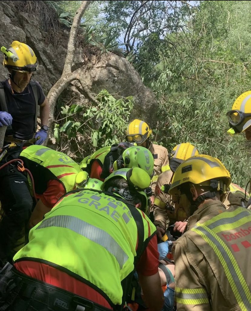 bombersartesa's tweet photo. Activats aquest matí per un rescat a la zona del monestir de Salgar (Foradada) una persona que s’ha precipitat cap al riu des d’una alçada de 30 mts.
Treballem amb els companys del parc de Balaguer @grae_bombers 

https://t.co/iExYvVkIoH https://t.co/bwkJhwwaa9