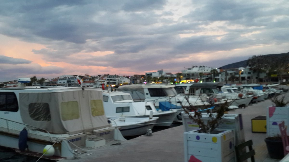 "Hayata mutlu olmaya gelmediğini kabul ettiğinde mutlu olmaya başlıyorsun." 

Charles Bukowski