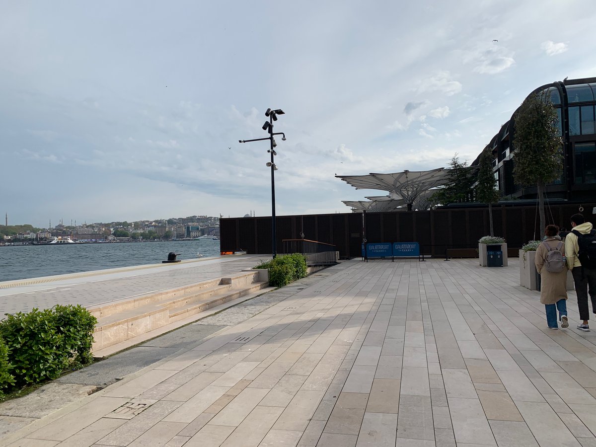 Galataport bu mecralarda çok kez haklı bir biçimde gömüldü. Ama bir çok insan burayı gezdiğinde “Ne güzel yermiş” diye hissediyor olabilir. Belki biraz ne gibi fırsatların kaçtığından bahsedersek bu kızgınlığın sebebini daha iyi anlayabiliriz.