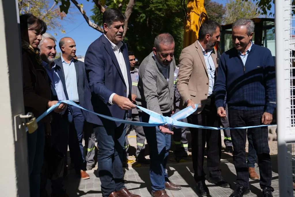 MuniJuninMdz's tweet photo. La Municipalidad de Junín y Aguas Mendocinas inauguraron una Oficina Comercial Junín, con el objetivo de brindar mejores servicios a los habitantes del departamento. 

Está ubicada en la esquina de Don Bosco y Sarmiento, en Ciudad. Allí, desde hoy, funciona una unidad operativa. https://t.co/4KwR0ikJIR