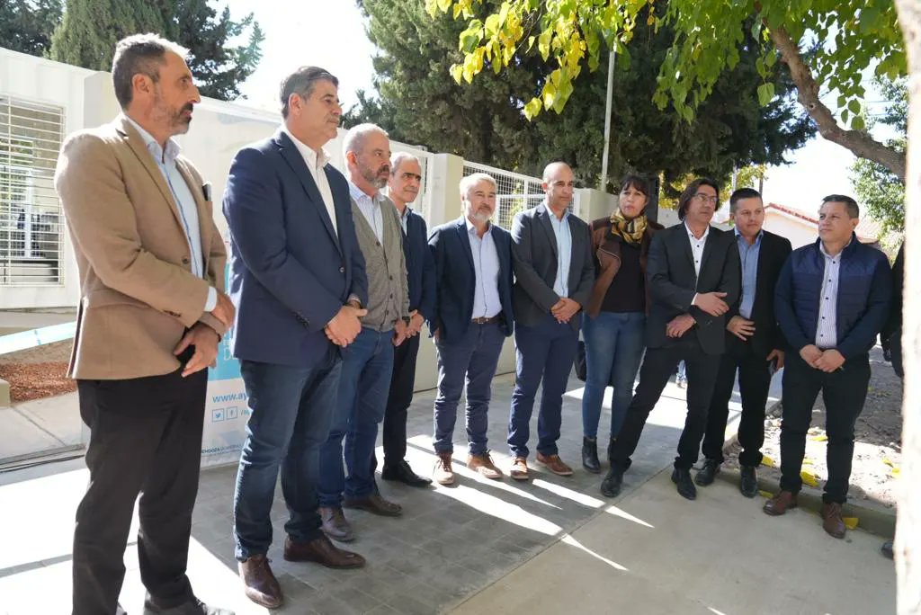 MuniJuninMdz's tweet photo. La Municipalidad de Junín y Aguas Mendocinas inauguraron una Oficina Comercial Junín, con el objetivo de brindar mejores servicios a los habitantes del departamento. 

Está ubicada en la esquina de Don Bosco y Sarmiento, en Ciudad. Allí, desde hoy, funciona una unidad operativa. https://t.co/4KwR0ikJIR