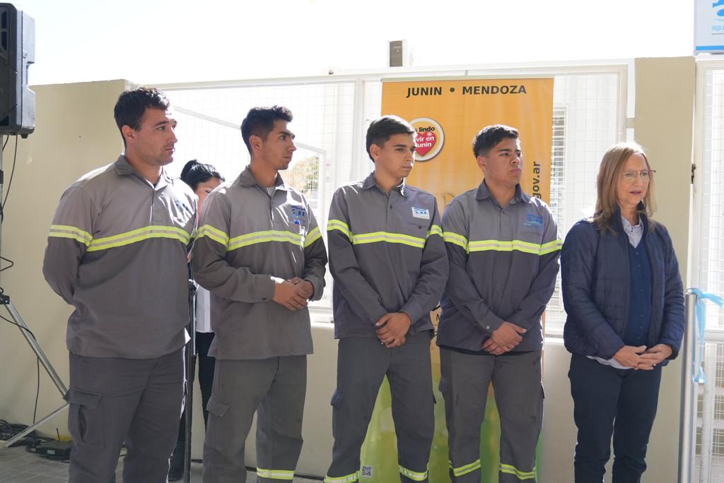 MuniJuninMdz's tweet photo. La Municipalidad de Junín y Aguas Mendocinas inauguraron una Oficina Comercial Junín, con el objetivo de brindar mejores servicios a los habitantes del departamento. 

Está ubicada en la esquina de Don Bosco y Sarmiento, en Ciudad. Allí, desde hoy, funciona una unidad operativa. https://t.co/4KwR0ikJIR