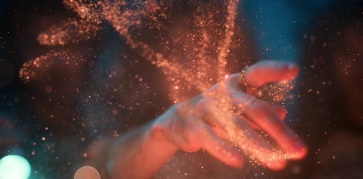 sapphicjopper's tweet photo. stranger things theory!

we need to talk about how s4 introduced us to the exact opposite of "the shadow." when nancy discovers how will talked through the lights, we're shown bright, glimmering particles. what if these particles will be harnessed to DEFEAT the shadow in s5? https://t.co/GP28nv77VQ