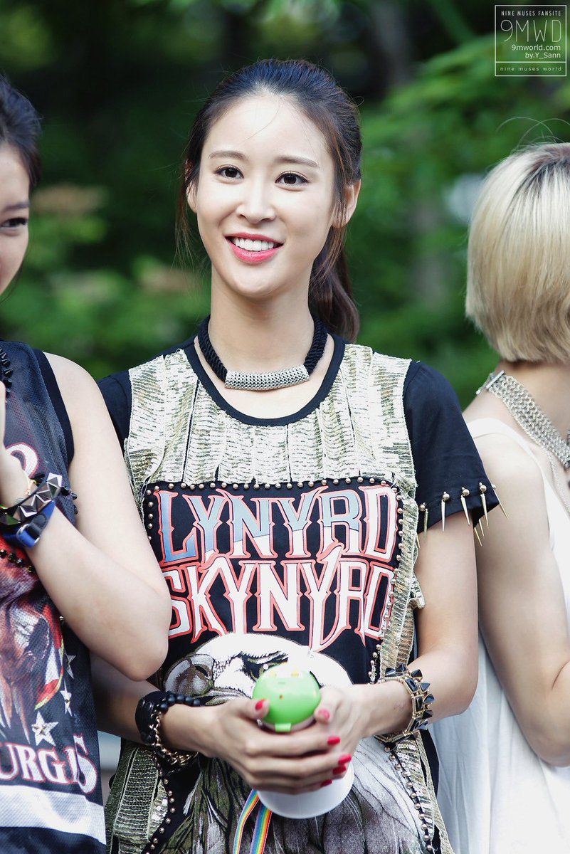NMUSESZONE's tweet photo. ⇢ #현주 ✧ hyunjoo
130623 ⚘ 9mworld
#HappyLeeSemDay https://t.co/I8N7l7rqbw
