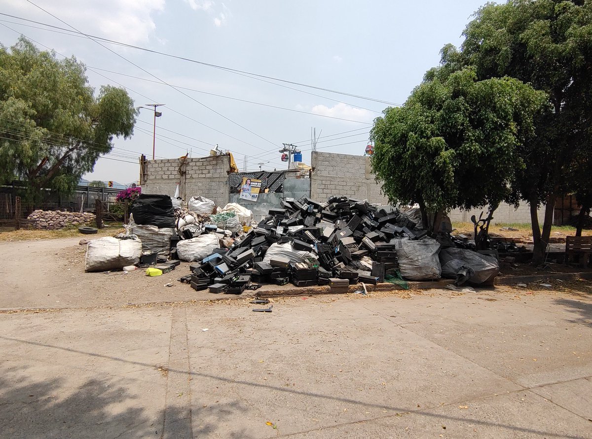 fernand56557311's tweet photo. @VILLALVAZO13 @inakimanero @Alerta_Ecatepec chequen por favor en lo que una persona ha convertido la calle acueducto en Santa Clara Coatitla.
Una fuente de basura, cada día está peor. Por favor, a las autoridades que hagan algo. Es una desgracia!! https://t.co/k1hTtwyepo