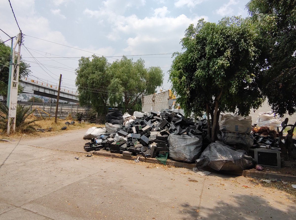 fernand56557311's tweet photo. @VILLALVAZO13 @inakimanero @Alerta_Ecatepec chequen por favor en lo que una persona ha convertido la calle acueducto en Santa Clara Coatitla.
Una fuente de basura, cada día está peor. Por favor, a las autoridades que hagan algo. Es una desgracia!! https://t.co/k1hTtwyepo