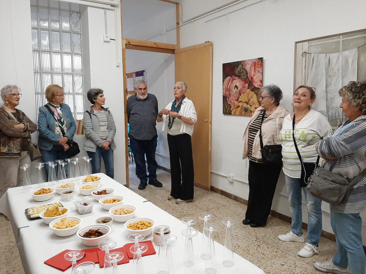 Inauguració de l'exposició de M.Carme Rigola, "Pocs pinzells i molts colors, la màgia de la pintura" al local de l'ANC de Mataró.