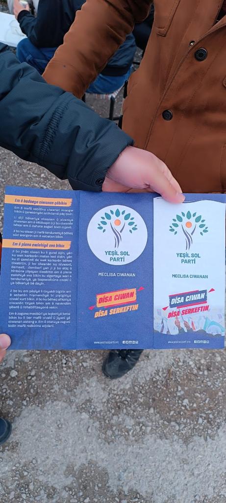 plcseyma's tweet photo. @avsevgikilic Beka meselesi. İşte bunlar HDP'nin afişlerini dağıtan Emeniler, Fransızlar https://t.co/VO7UGOgTGH