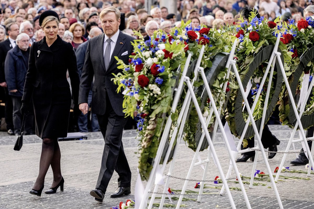 Koninklijk Huis (@koninklijkhuis) on Twitter photo De Koning, Koningin Máxima en de minister-president zijn bij de Nationale Herdenking op de Dam. Om 20.00 uur wordt twee minuten stilte gehouden. Het Koninklijk Paar legt namens alle Nederlanders een krans. koninklijkhuis.nl/actueel/nieuws… De Koning, Koningin Máxima en de minister-president zijn bij de Nationale Herdenking op de Dam. Om 20.00 uur wordt twee minuten stilte gehouden. Het Koninklijk Paar legt namens alle Nederlanders een krans. koninklijkhuis.nl/actueel/nieuws…