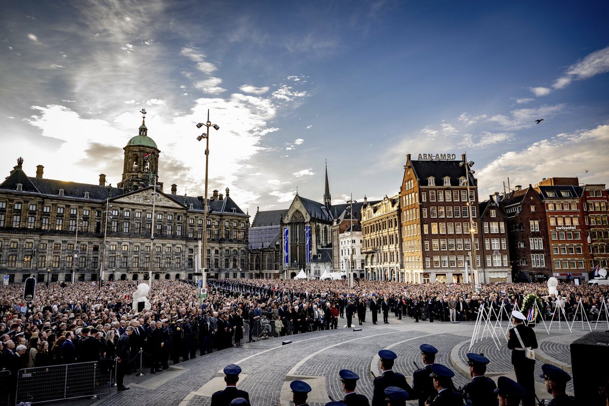 koninklijkhuis's tweet photo. De Koning, Koningin Máxima en de minister-president zijn bij de Nationale Herdenking op de Dam. Om 20.00 uur wordt twee minuten stilte gehouden. Het Koninklijk Paar legt namens alle Nederlanders een krans. https://t.co/2ZeOtcYhlb https://t.co/UVkqstypOk
