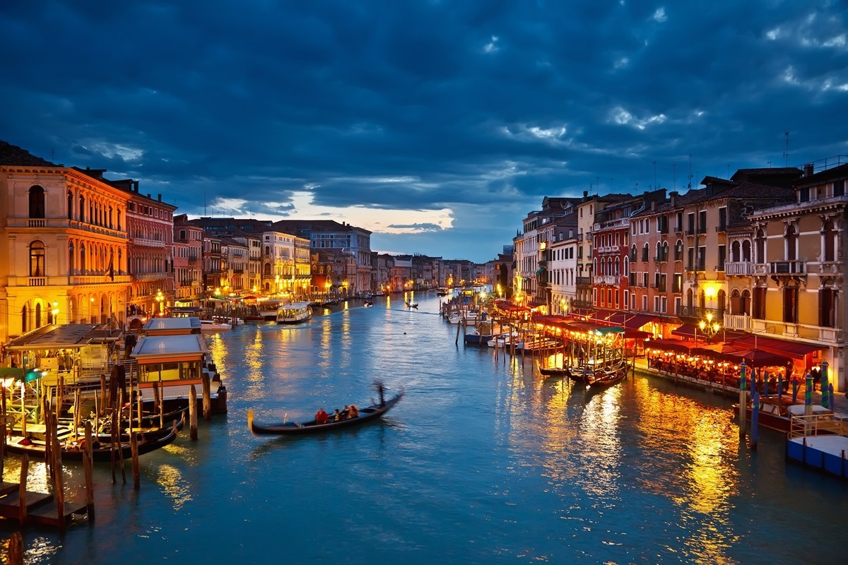 The quintessential Venice canal view. Should I put this somewhere at the top of your list of ideas for the next trip? #thursdaymood #thursdays #thankfulthursday #thursdaythoughts #thinkpositivethursday #thursdayvibes #thursdayfun #thoughtfulthursday #thursdayfeels #thursdaytreat