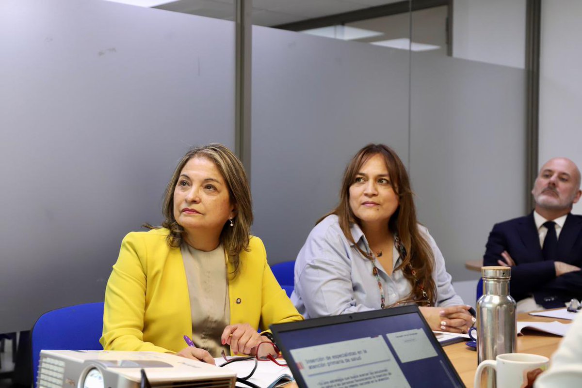 colmedchile's tweet photo. #AHORA
Nuestra Vicepdta. Dra @Iguerrerom junto a Dra. Ingrid kremser (@IngridIngridk) Pdta @medicosapschile se reúnen con miembros de División de Atención Primaria #DIVAP y la Unidad de Formación @ministeriosalud para trabajar en conjunto con inserción de especialistas en la #APS https://t.co/b9It3R2kzc